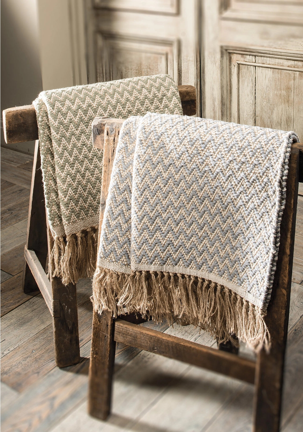 Handloom woven recycled cotton rug with natural jute