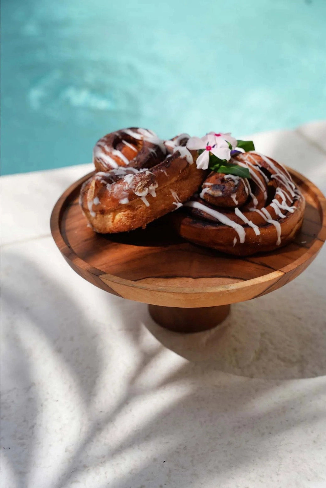 Teak Root Cake Dish – Natural Nordic‑Style Wooden Stand - Medium (24 × 24 × 11 cm)
