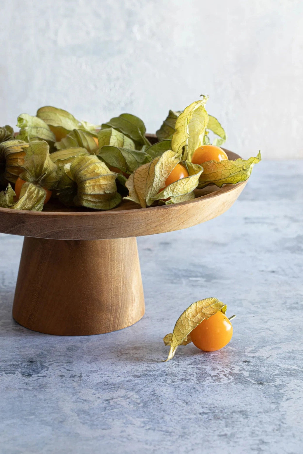 Teak Root Cake Dish – Natural Nordic‑Style Wooden Stand - Medium (24 × 24 × 11 cm)